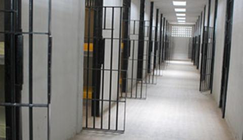 Pelo menos 13 estados e o DF separam presos por facção