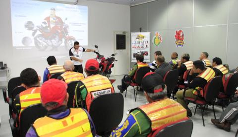 Mototaxistas atualizam informações sobre trânsito seguro