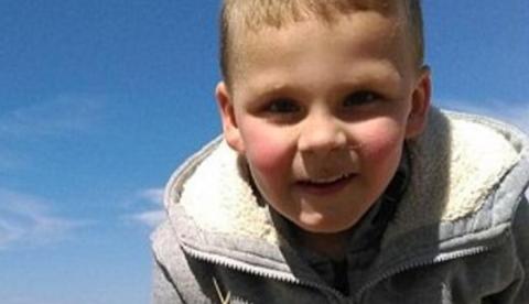 Menino de 5 anos morre após ser castigado por fazer xixi na cama dos pais 