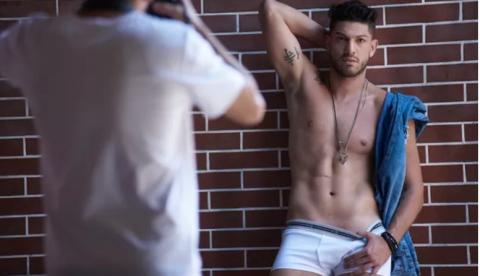 Luiz Felipe, do BBB17, faz ensaio sensual e algo chama atenção