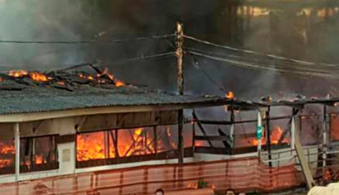 Galpão de obras pega fogo na zona Oeste de Manaus