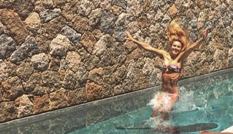     Carolina Dieckmann recebe chuva de críticas após foto de biquíni: 'magra demais'