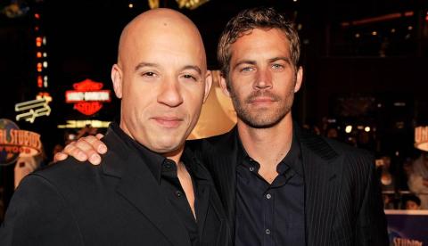 Paul Walker é homenageado por Vin Diesel em premiere de 'Velozes e Furiosos 8'