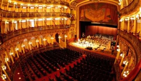 Alunos de escolas municipais visitam Teatro Amazonas 