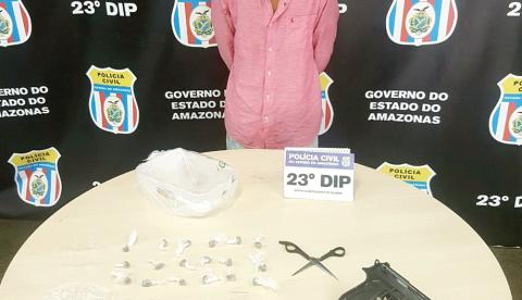 Homem é preso em flagrante com arma e drogas em Manaus