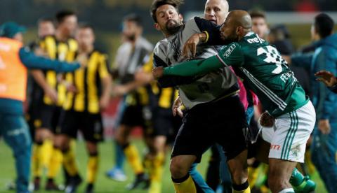 Confusão após vitória do Palmeiras contra Penãrol; Veja vídeo
