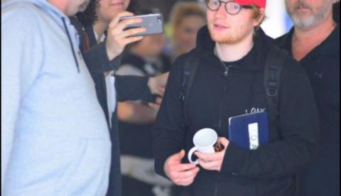 Ed Sheeran desembarca no Rio e curte praia vestido de surfista