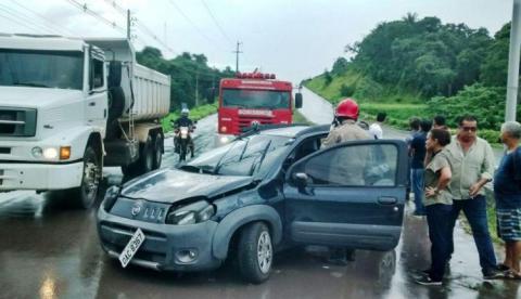 Durante chuva, carro bate em poste na AM-010 e deixa uma pessoa ferida
