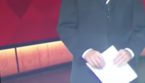 Durante transmissão ao vivo, apresentador faz algo hilário nos bastidores e câmera flagra tudo