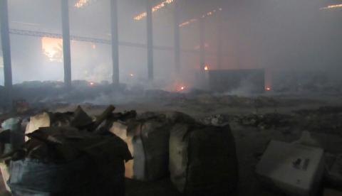 Incêndio destrói galpão de cooperativa em Manaus