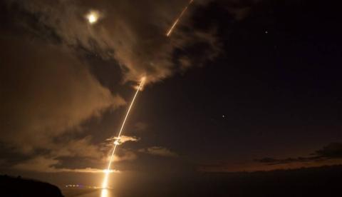 EUA disparam míssil em novo teste para retaliar Coreia do Norte