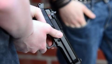 Cansado de escândalos, homem mata suposto amante da esposa a tiros 