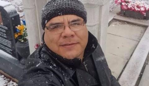 Homem faz um boneco de neve no túmulo da mãe para cumprir promessa