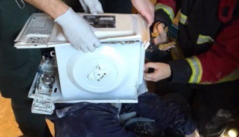  Youtuber 'cimenta' cabeça em micro-ondas e é salvo por bombeiros