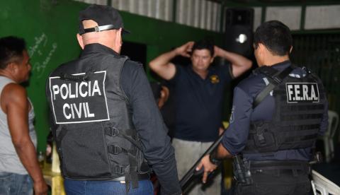 Três pessoas são detidas durante operação policial em bares de Manaus