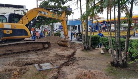 Nova cratera complica trânsito e interdita mesmo ponto de rua principal em Manaus