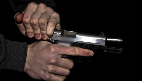 Homem leva tiro no rosto após pedir para motorista reduzir velocidade