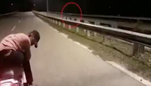 Câmera flagra suposto motoqueiro 'fantasma' e assusta internautas