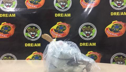 Mulher esconde droga em lugar inusitado e polícia descobre em Manaus
