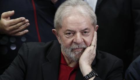 Defesa de Lula promete entregar passaporte de petista hoje em SP