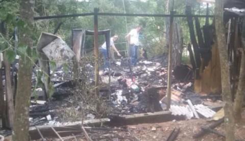 Homem é preso por atear fogo na casa da ex e matar 11 cachorros