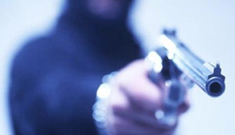 Encapuzada, dupla assalta mercadinho e leva R$ 25 mil em Manaus