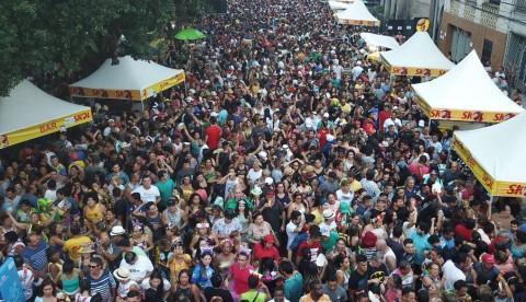 Banda da Bica arrasta milhares de foliões para Centro de Manaus