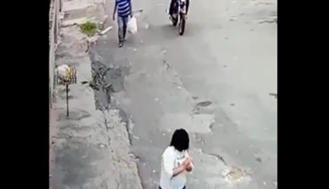 Câmeras flagram motoqueiro roubando trabalhadora a caminho do serviço em Manaus