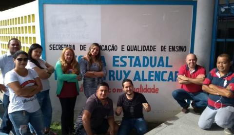 Com mais de 140 escolas sem aula, professores vão às ruas em Manaus