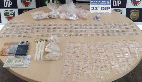 Casal é preso com mais de 800 porções de drogas de facção em Manaus