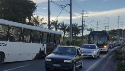 Ônibus quebra e causa congestionamento após rodas saírem rolando em avenida de Manaus