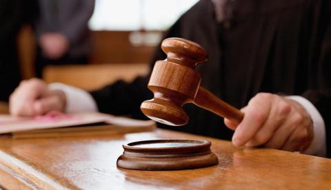 Juiz do Amazonas permite que defensor fique ao lado de promotor durante julgamento