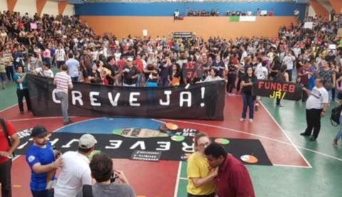 Governo propõe promoção de 3,5 mil professores e reajuste de 15%