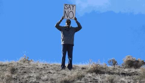 Pai bomba na web ao surgir em noivado da filha com cartaz inusitado de 'Diga não'