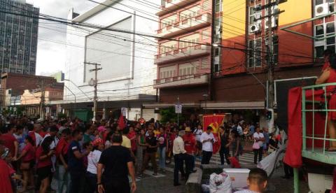 Manauaras fecham avenida em manifestação contra prisão de Lula