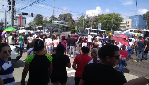Servidores da saúde fecham avenida durante protesto em Manaus