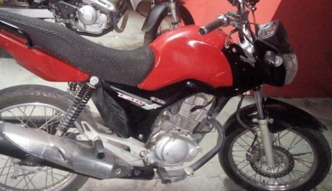 Jovem e adolescente são detidos com moto furtada e arma de brinquedo em Manaus