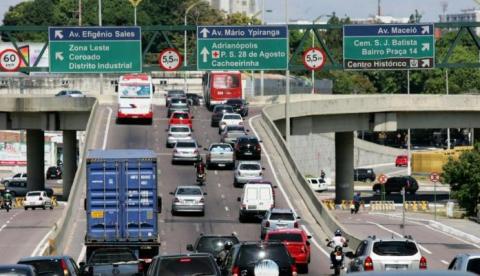Homem morre após ser atropelado por motocicleta em viaduto de Manaus