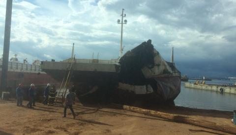 Homem morre e outro fica ferido após balsa explodir em estaleiro no Amazonas