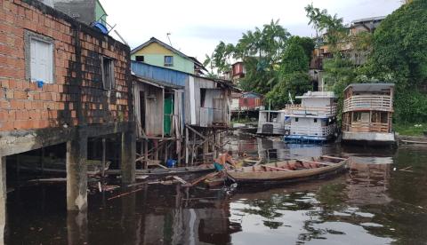 Arrastada por vento forte, balsa atinge quatro casas e faz barco afundar em Manaus