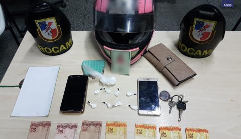 Mulher é presa e menino de 12 anos apreendido suspeitos de vender drogas em Manaus