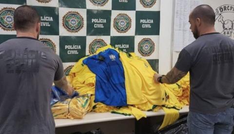 Polícia estoura fábrica de camisas falsificadas da seleção brasileira 