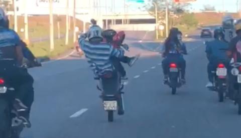 Em Manaus, motoqueiro empina moto para fazer ‘graça’ e se dá mal 