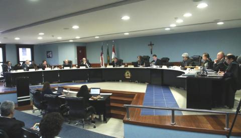 Prefeito de Careiro da Várzea é multado em R$ 13,6 milhões