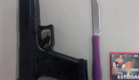 Polícia prende dupla armada após suspeitar de assalto e abordar micro-ônibus em Manaus