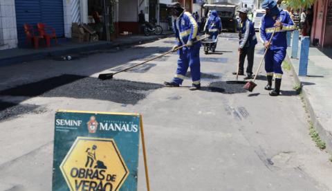 Prefeitura leva mutirão de tapa-buraco a 100 ruas de bairro em Manaus