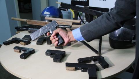 Suspeito de assalto, novinho é preso com mais de 20 armas falsas dentro de casa em Manaus