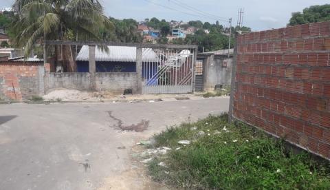 Conversando com colegas, adolescente é morto a tiros em rua de Manaus