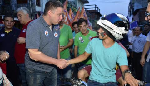 Arthur Bisneto apresenta programas de governo a moradores de Manaus