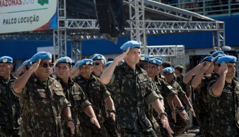 8 mil pessoas comparecem ao desfile militar no Sambódromo em Manaus